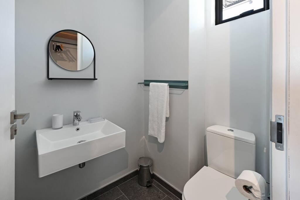 Apartment Sea Point Living With Rooftop Pool