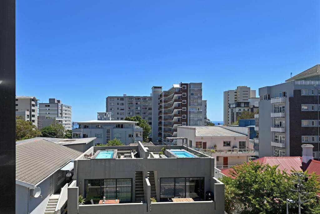 Apartment Sea Point Living With Rooftop Pool